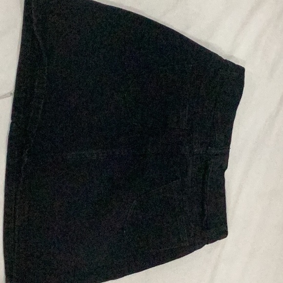 Short black skirt - Picture 3 of 4
